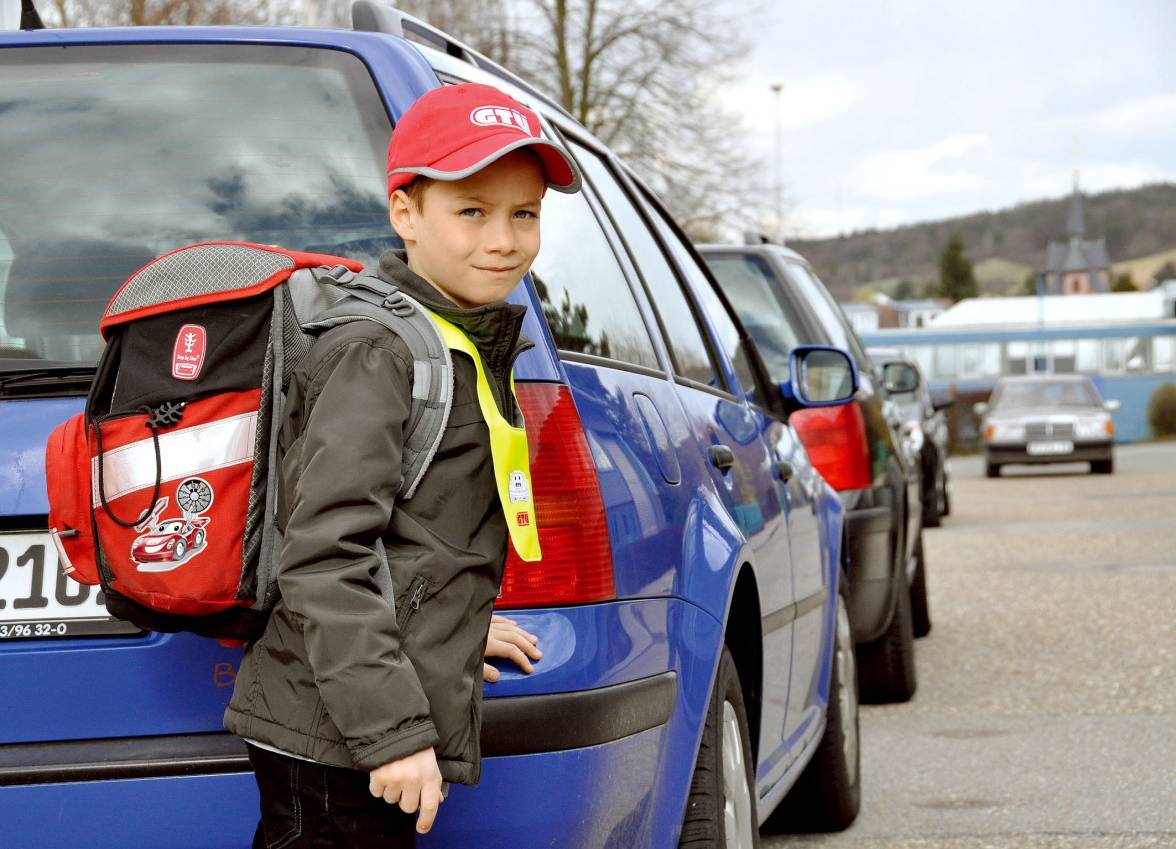  Ein Kind, das zwischen geparkten Autos hindurch die Straße überqueren möchte, wird vom fließenden Verkehr oft erst wahrgenommen, wenn es die Fahrbahn betritt. 