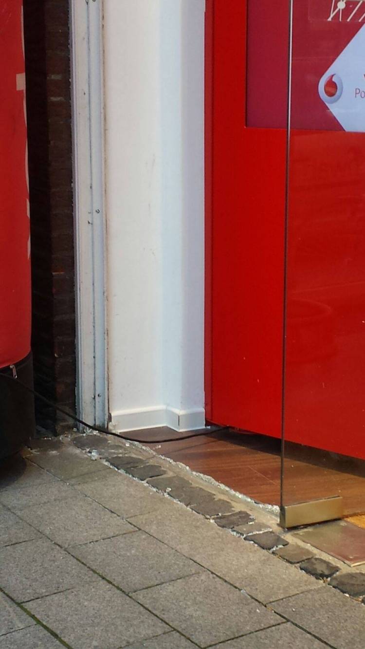  Die Glassplitter am Handyladen sind noch deutlich zu sehen. 