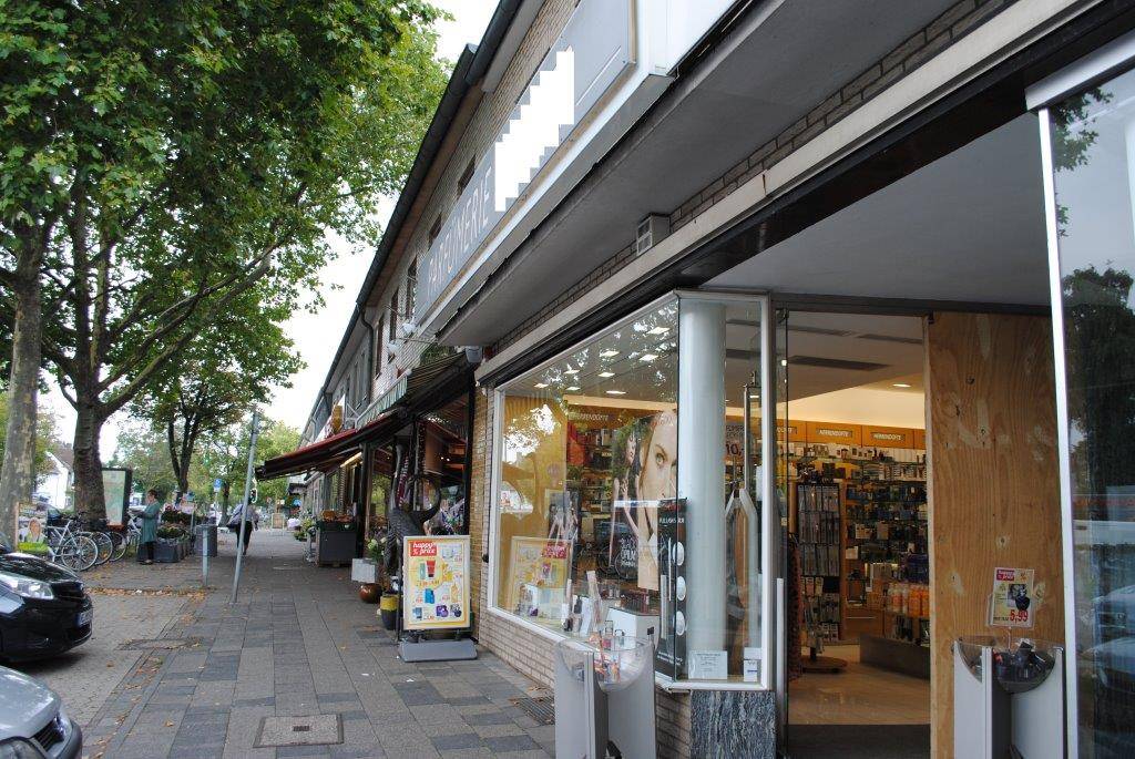  In der Parfümerie dient ein Holzbrett als Ersatz für das zerschlagene Glas. 