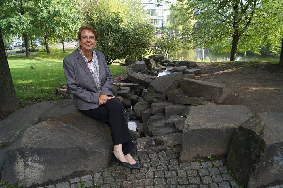  „Alles ist im Fluss und Fortschritt heißt Bewegung“: die CDU-Bürgermeisterkandidatin Dr. Ulrike Nienhaus an ihrem Lieblingsplatz in Kaarst, dem Hügel im Stadtpark. 