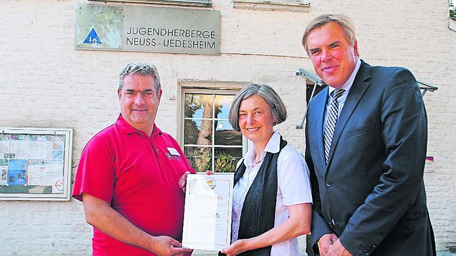  Von links: Der Uedesheimer Herbergsvater Anton Krüger nahm am Donnerstag, 6. August, stellvertretend für Herbergseltern in ganz Deutschland, die Fair-Family-Auszeichnung von Dr. Elisabeth Müller, der Bundesvorsitzenden des Verbandes kinderreicher Familien Deutschland e.V. entgegen. Für Bernd Dohn, Hauptgeschäftsführer des Deutschen Jugendherbergswerkes, ist Familienfreundlichkeit eine Selbstverständlichkeit, dennoch freut er sich sehr über diese Urkunde. 