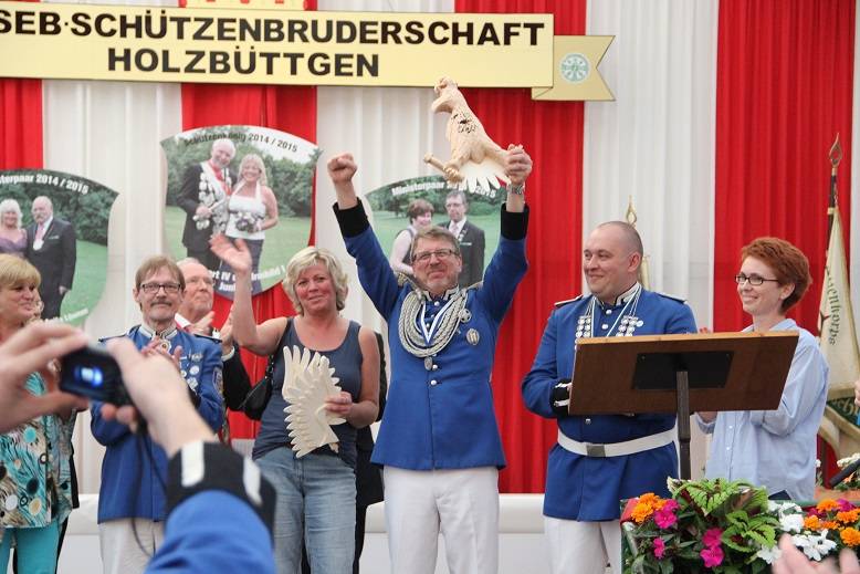  Riesenjubel im Festzelt (v.l.): Angelika und Detlev Meschke, Heike und Michael Toenneßen jun., Alex und Katharina Stockmann. 