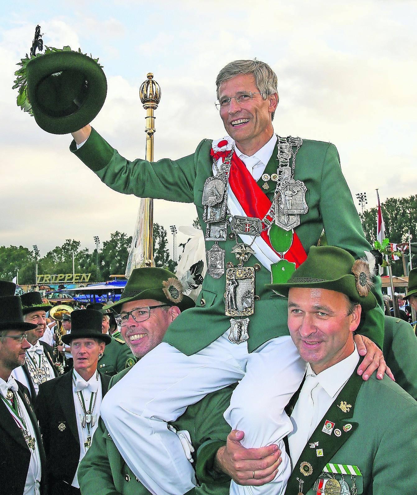  Mit dem 22. Schuss holte sich Dr. Gerd Sassenrath die Königswürde. Als Gerd Philipp I. wird der Rechtsanwalt im Königsregister der Bürgerschützen geführt. 