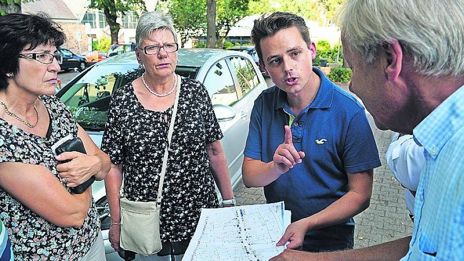  Christian Gaumitz zeigte den Bürgern den Plan der Verwaltung — doch mit dem waren die Bürger nicht einverstanden. 