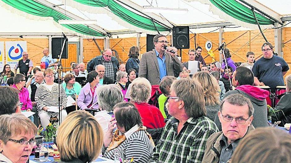  Tolles Engagement: Die Vorster Schützenbruderschaft stellte dem Wohnhaus das Fetzelt kostenlos zur Verfügung. 