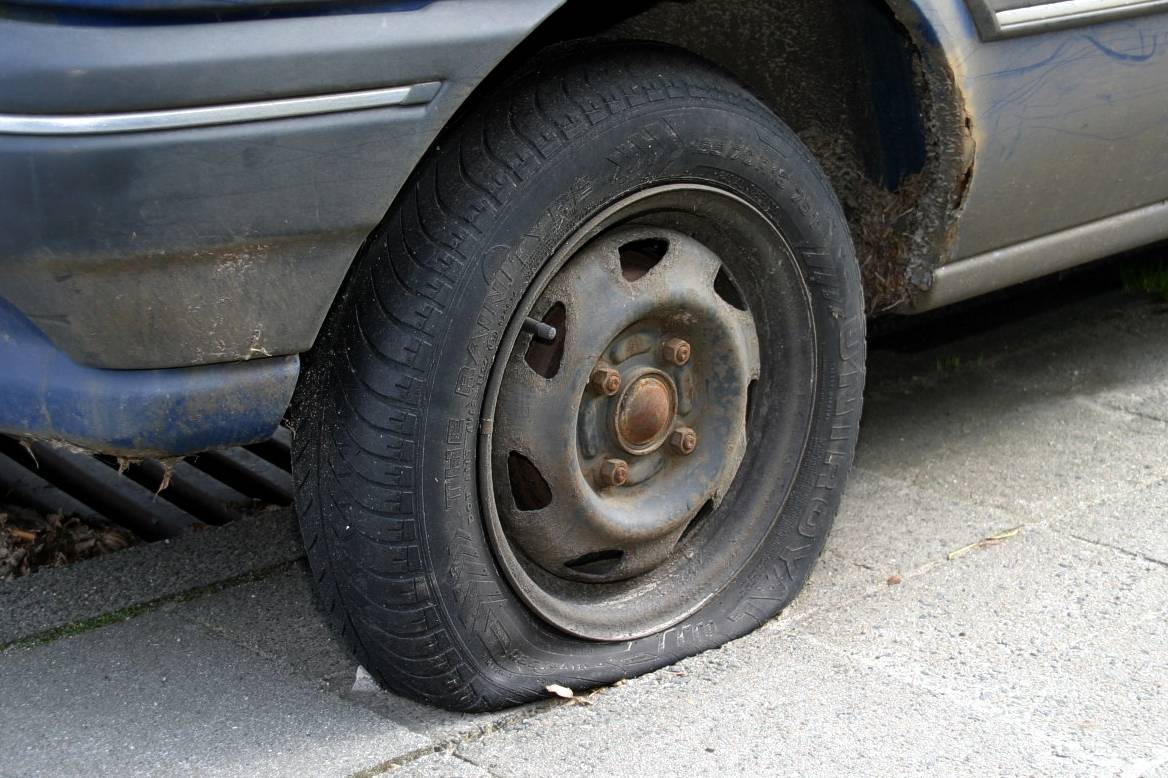 Täter schlitzen Autoreifen auf, um Einkäufe und Handtasche zu stehlen