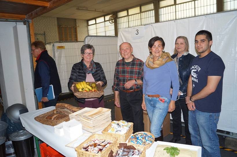  Ute Walter (2.v.r.) vom Ökumenischen Arbeitskreis Asyl freut sich über das tolle Engagement der Ehrenamtler. 