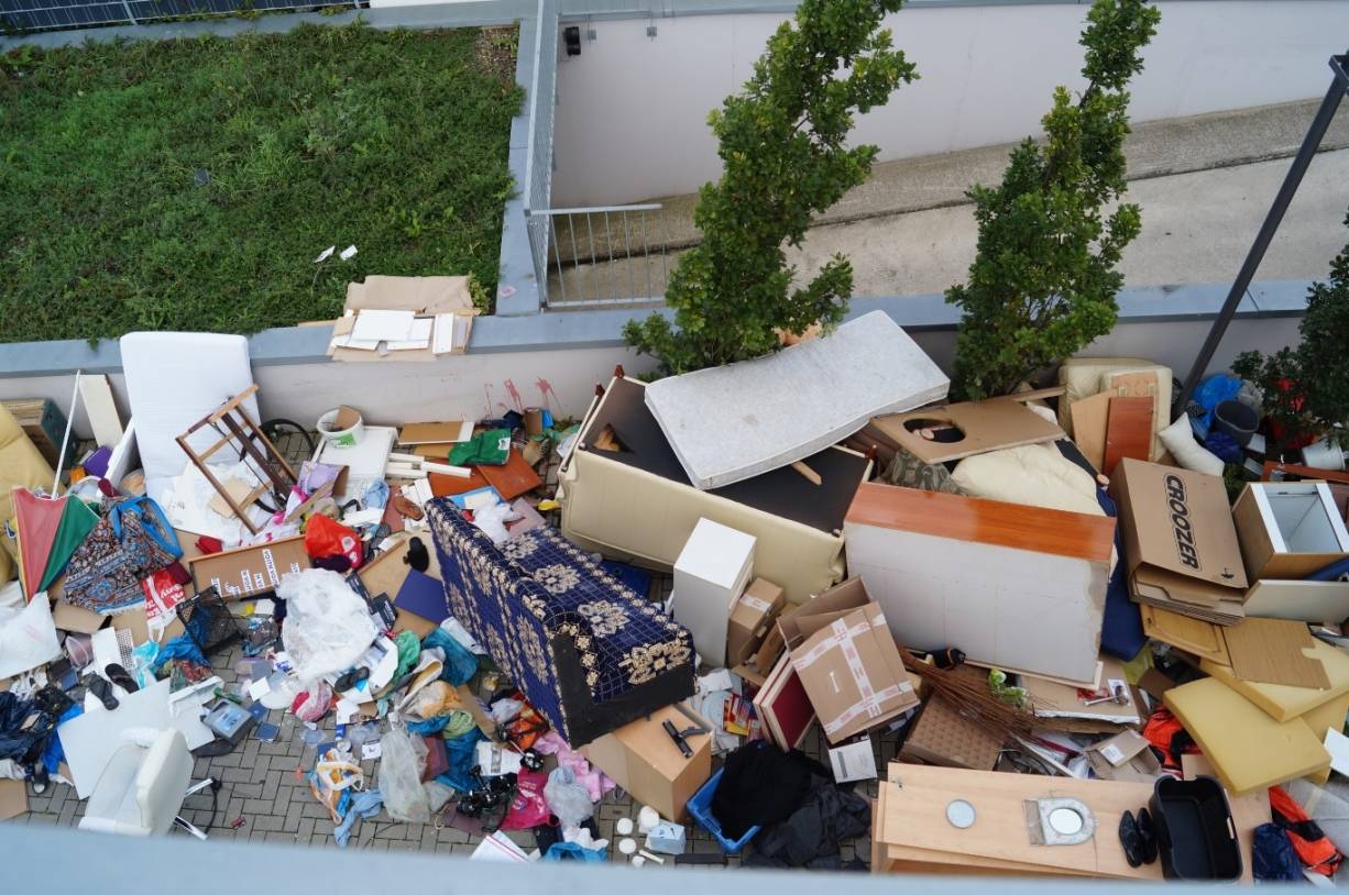  Auch von der Dachterrasse aus gibt es keine Möglichkeit, den gesamten Sperrmüll auf ein Foto zu bekommen.  