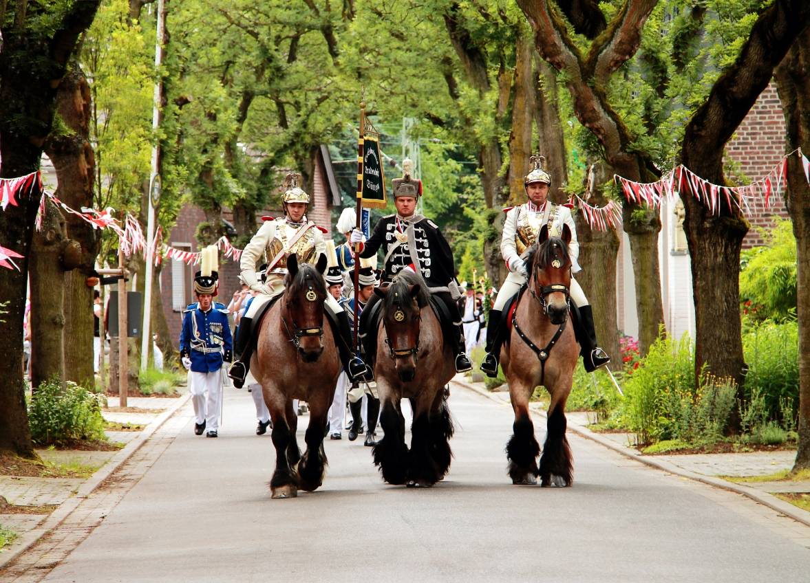  Von Freitag bis Sonntag erwarten die Büttgener Sebastianer rund 25.000 Schützen. Das Festzelt ist bereits im Bau, ist 30 Meter breit und fast zwölf Meter hoch. 