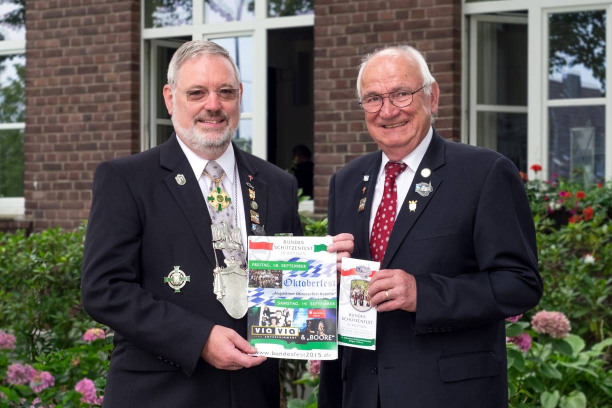  Ludger Heintz (links), Erster Brudermeister, und Siegfried Hämel, Zweiter Brudermeister der Büttgener Bruderschaft. 