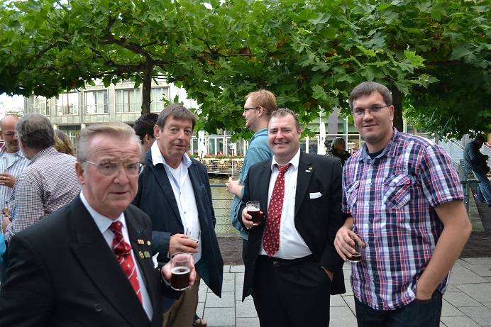  Christian Otte (2.v.r.) bei der Wahlpräsentation in der Rathaus-Galerie im Kreise seiner Zentrums-Parteikollegen. 