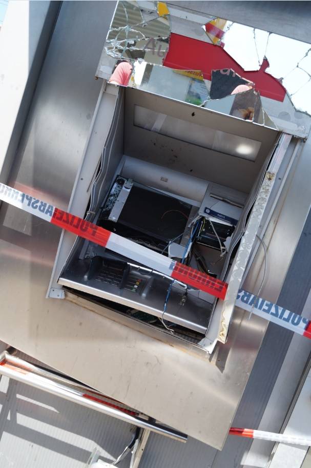 Täter sprengen Geldautomaten auf Tankstellengelände