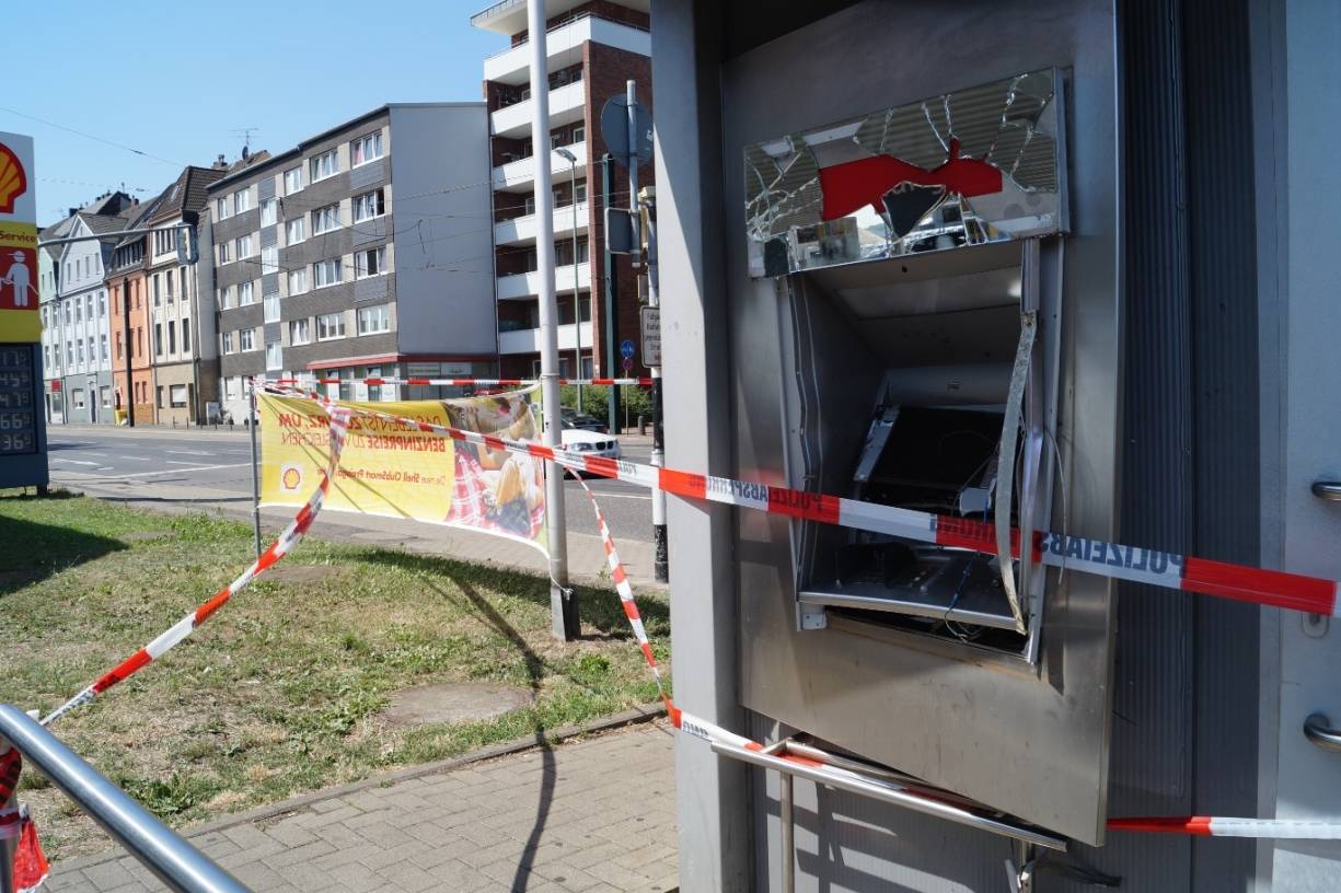 Täter sprengen Geldautomaten auf Tankstellengelände