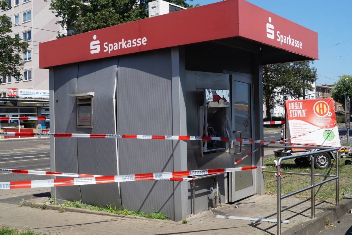 Täter sprengen Geldautomaten auf Tankstellengelände