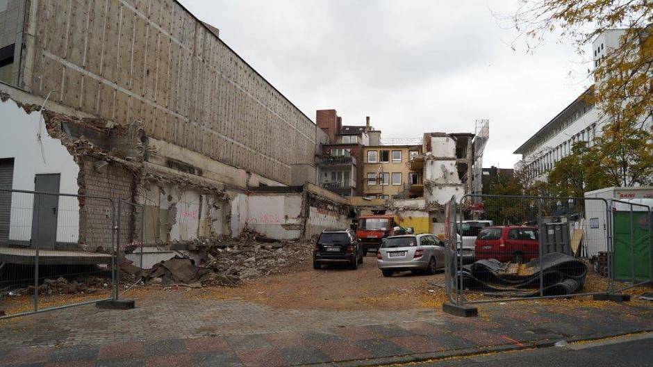 Einfahrt Rheinwallgraben. Die obere Etage des beigen Gebäudes muss "von Hand"...
