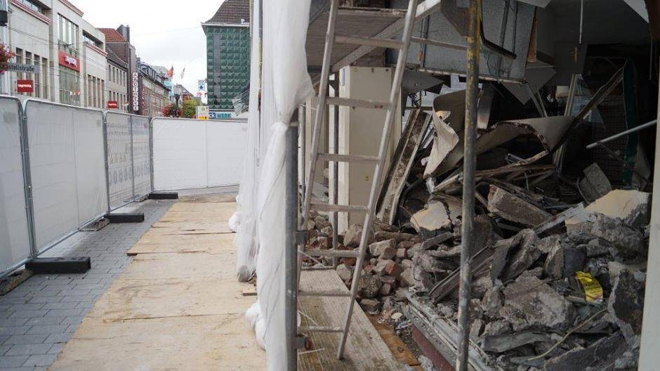 Der Bauzaun schirmt die Baustelle von der Fußgängerzone ab - Die Passanten sollen von...
