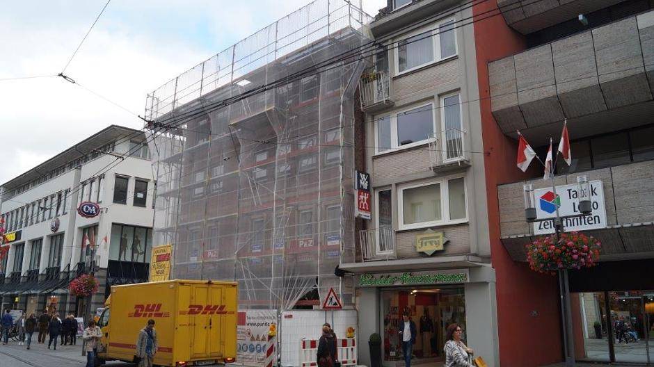 Die Baustelle von der Niederstraße aus gesehen. Das Haus unter dem Gerüst muss weg,...