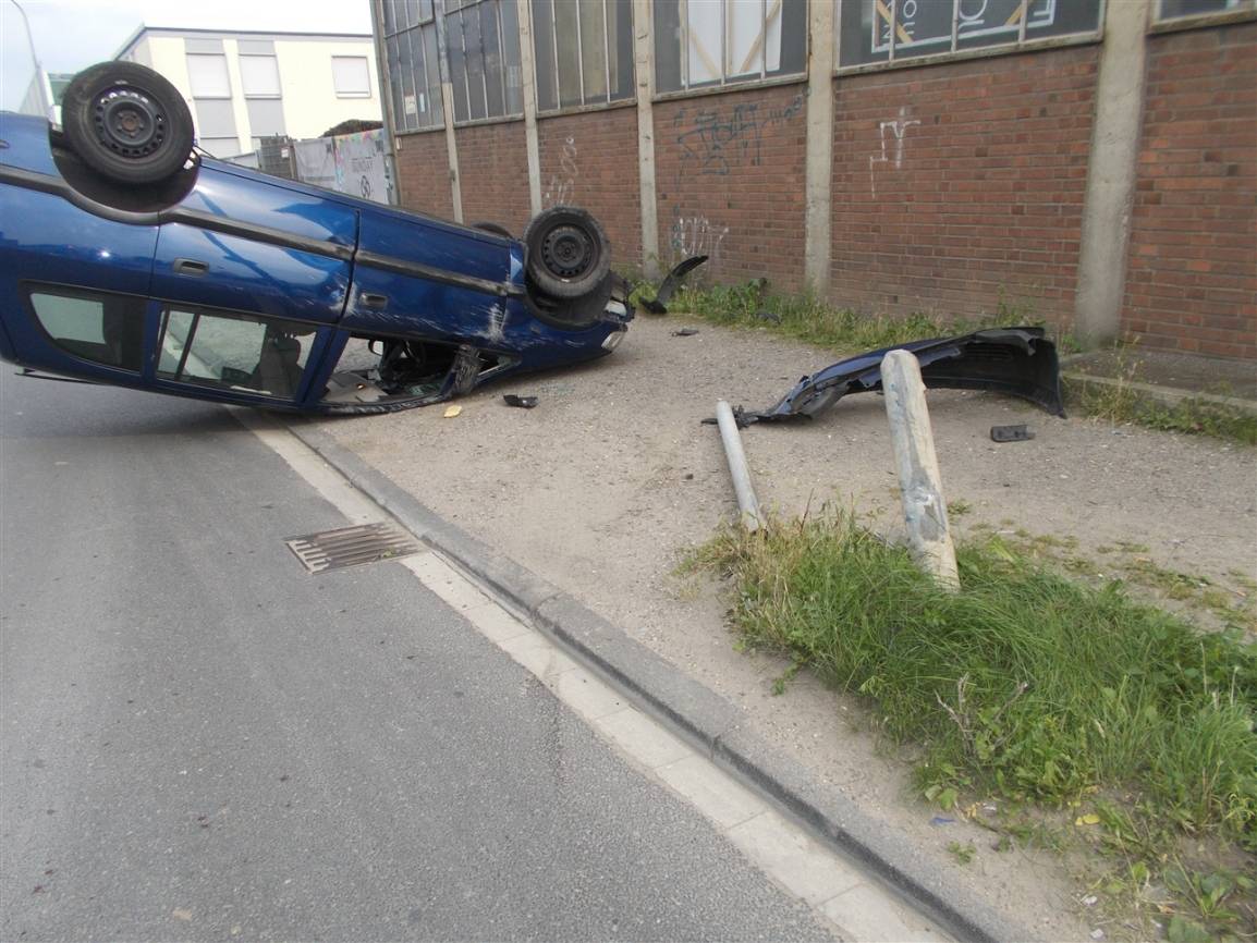  Der Pkw blieb auf dem Dach liegen. 