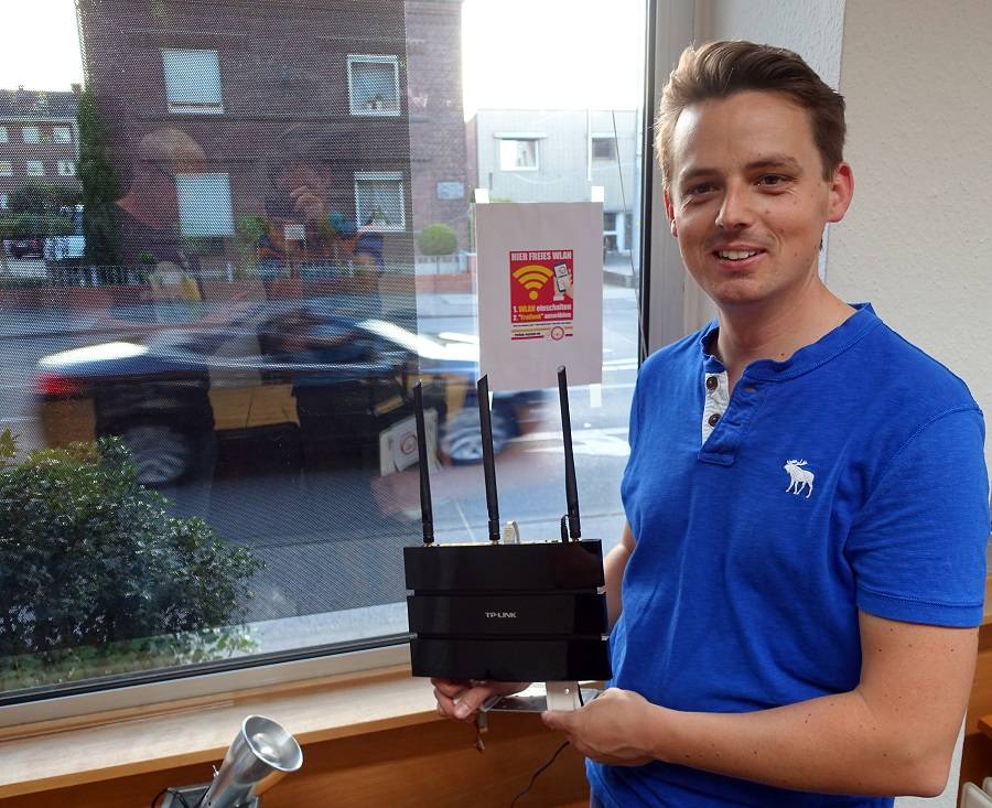  Hier gibt es kostenloses WLAN: Bürgermeisterkandidat Christian Gaumitz hat einen Freifunk-Router in der Grünen-Geschäftsstelle an der Martinusstraße aufgestellt. 