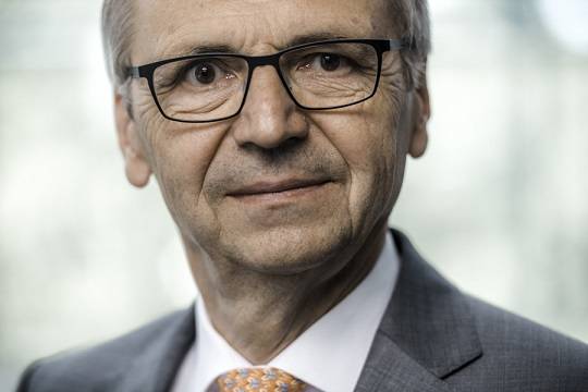  Ob sich da ein neues Betätigungsfeld nach seinem Auszug aus dem Rathaus auftut? Bürgermeister Franz-Josef Moormann wird aus dem Jugendbuch „In den Fängen der Internet-Betrüger“ vorlesen. 