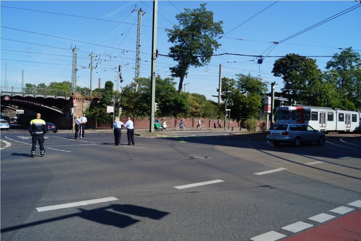 Straßenbahn stößt mit Pkw zusammen