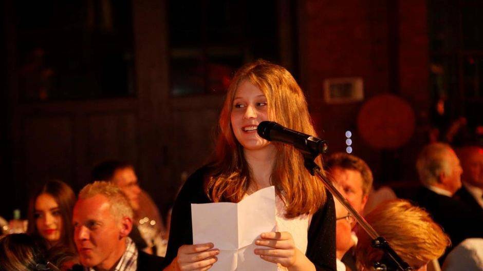 Die Tochter der Braut, Julie, bezauberte mit einem romantischen Gedicht die...