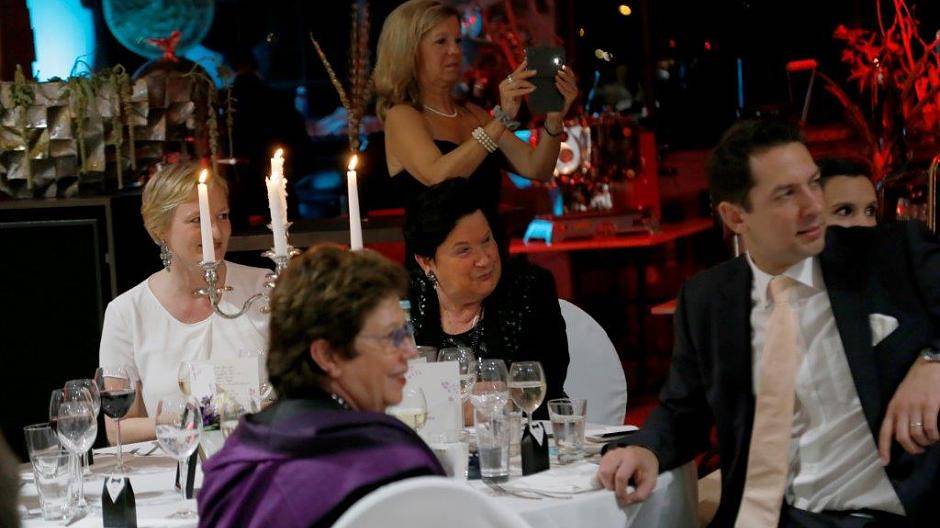 Waltraud Beyen beobachtet gespannt die Diashow. Neben ihr sitzt  Dr. Nicolas Krämer,...