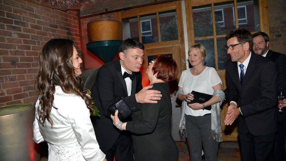 Küsschen links, Küsschen rechts: Die Gäste gratulieren dem strahlenden...