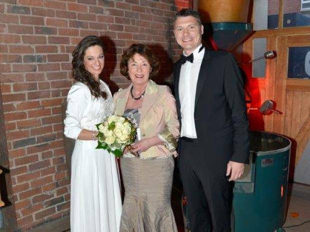 CDU-Fraktionschefin Helga Koenemann kam elegant in champagnerfarbener Robe zur...