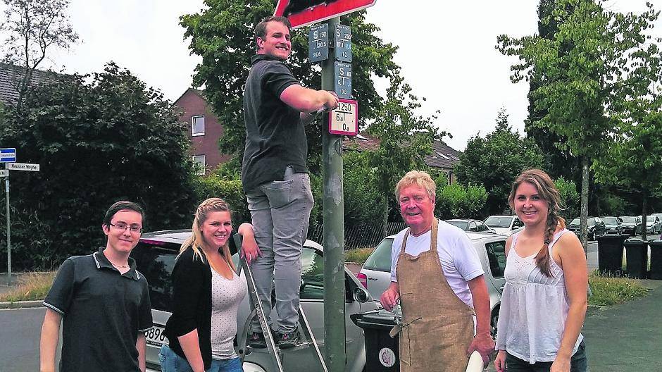Tolle Aktion: Jusos putzen unsere Straßenschilder blitzblank