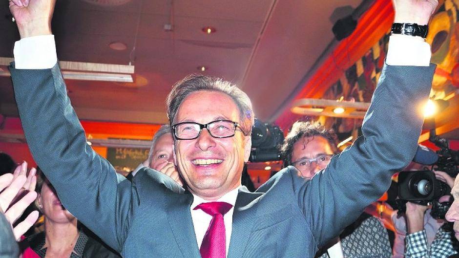 Frischluft für Neuss! Neuer Bürgermeister Reiner Breuer reißt Rathaus-Fenster auf