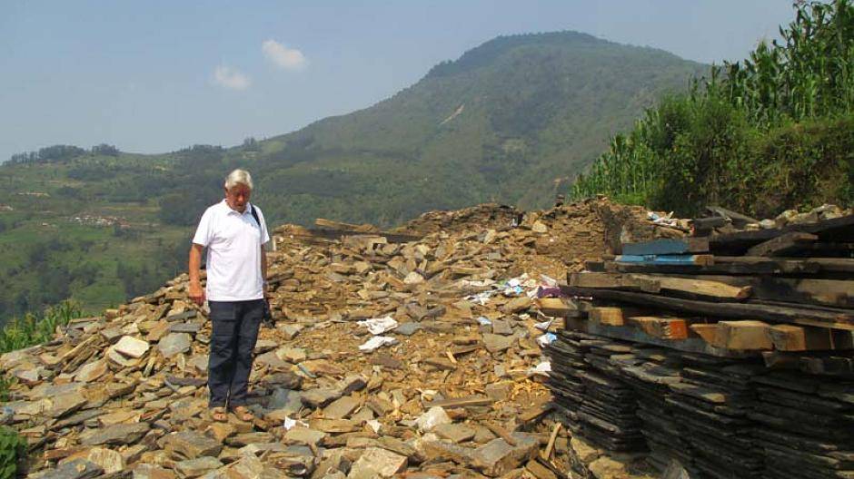 Reiner Strauss steht auf den Trümmern der Schule von Ghyachchok. Glück im Unglück:...