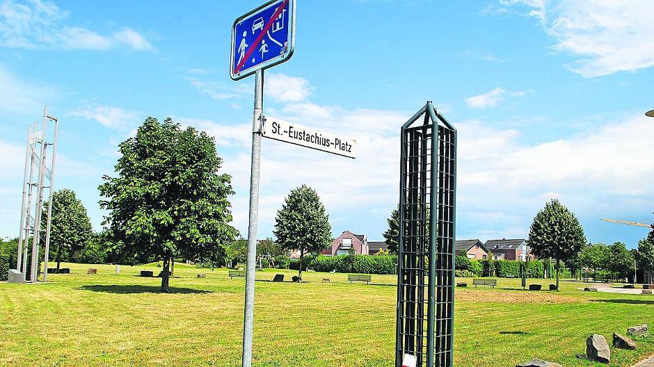  Der Jugendhilfeausschuss hatte sich für den Standort direkt am St.-Eustachius-Platz ausgesprochen, die Bürgerinitiative macht sich für das Grundstück an der Schule stark. 