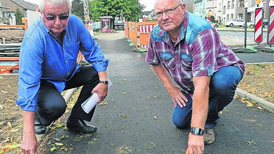  Arthur Rupprecht (rechts) und Heinz Stoffels haben den zu engen Bürgersteig sofort bemerkt. 