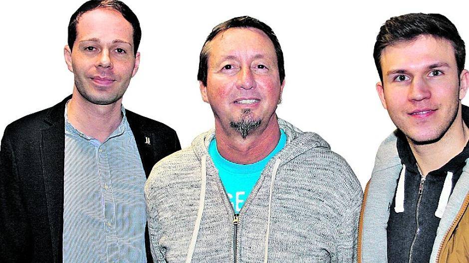  Drei, die für den Kunstrasenplatz kämpfen: Der Abteilungsvorsitzende Fussball des TSV Norf André Prein, Trainer Ralf Nickel und der stellvertretende Abteilungsvorsitzende Philip Bruch. 