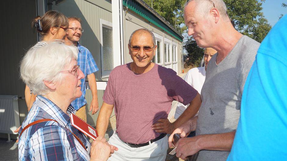 Ali Bostanci (Mitte) hatte die Besucher des Tags der offenen Tür zur...