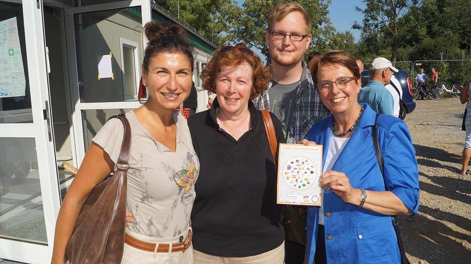 Sie werben für ein Café International, das von der Kaarster CDU ins Leben gerufen...