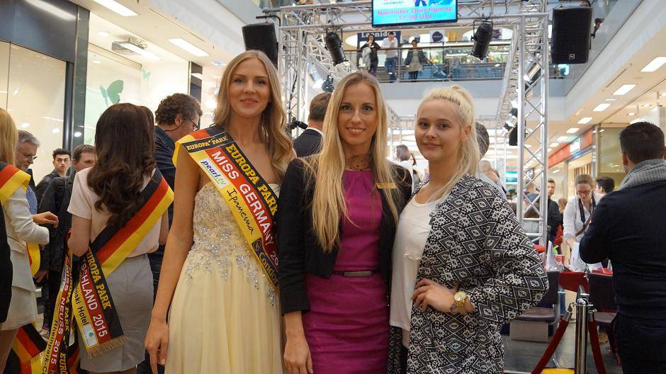 Wer zeigt sich denn da neben Miss Germany und Center Managerin Andrea Schwenke? Fabienne...