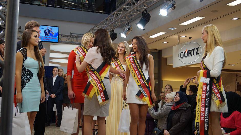 Vorgängerin Jasmin Gumpl hat die Ehre, Miss Neuss ihre Schärpe...