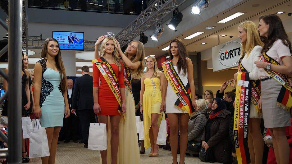 Miss Germany krönt die neue Miss. Flankiert werden die beiden von Dalina Staszewski...