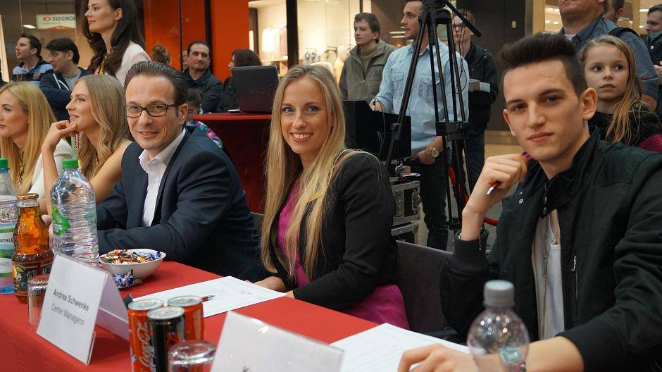 Kevin Kias alias KiiBeats, Center Managerin Andrea Schwenke und Bürgermeisterkandidat...