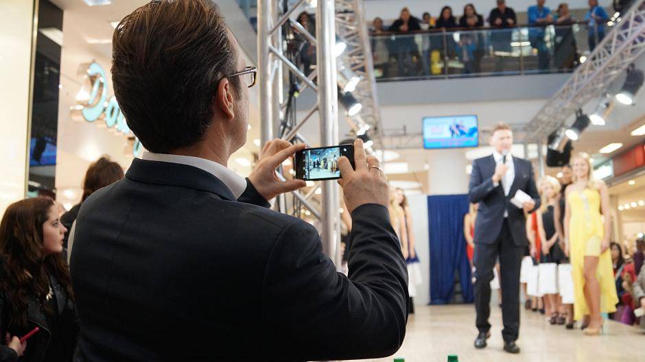 Bürgermeisterkandidat Reiner Breuer (SPD) schießt ein paar...