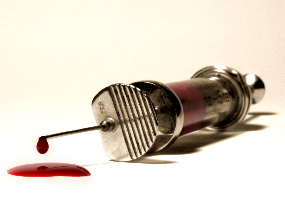 Täterin fordert Geld unter Vorhalt einer Spritze