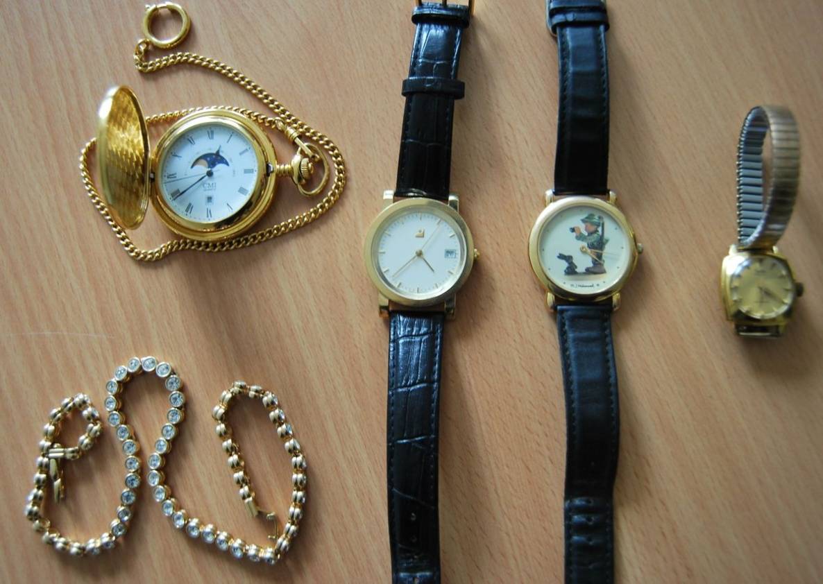  Die Polizei sucht die rechtmäßigen Besitzer dieser Fundstücke. Eine der Uhren ist mit der Gravur "Danke für 50 Jahre Mitgliedschaft - Bergbau, Chemie, Energie"versehen.  