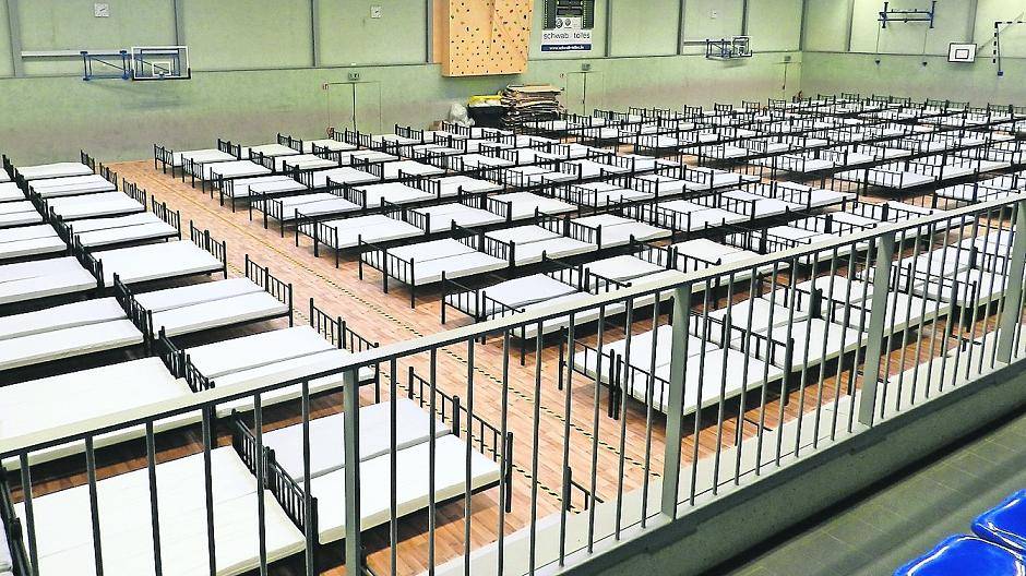  Marc Dietrich und Heimleiter David Schindler haben gemeinsam mit ihrem Team ganze Arbeit geleistet und die Sporthalle innerhalb von zwei Tagen eingerichtet. 