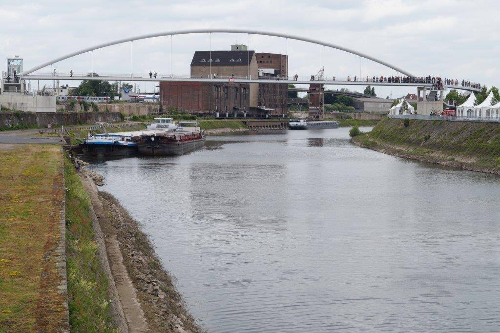 Am Neusser Hafen gab es gestern einen Polizei- und Feuerwehreinsatz. 