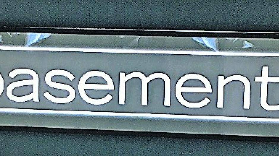  Ab 22 Uhr ist das „Basement“ geöffnet. Resident DJ Rolf Berger schaffte es, alle auf die Tanzfläche zu locken. Aber auch im „Spiegel“ ist was los. Im „Marienbildchen“ sowieso. 