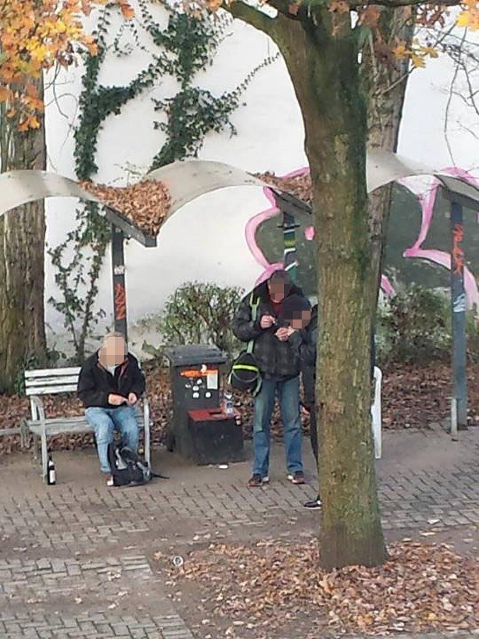 Eine Szene an der Augustinusstraße: Ein Mann schnupft vermutlich etwas. Daneben...