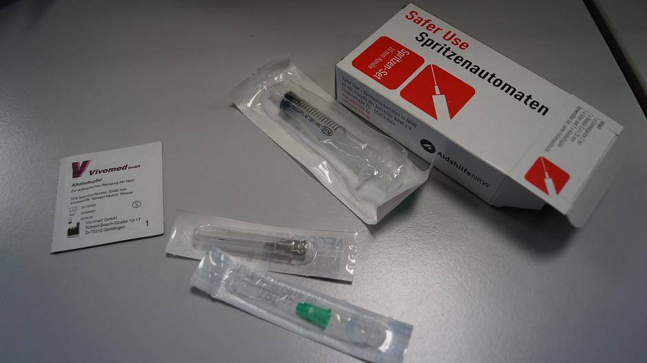 So ein Paket gibt es für 50 Cent. Es soll Infektionen mit HIV, Hepatitis und anderen...