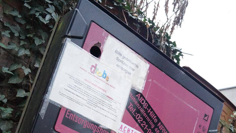 Der Spritzenautomat hängt in einem öffentlichen Hof an der Augustinusstraße. Er ist...